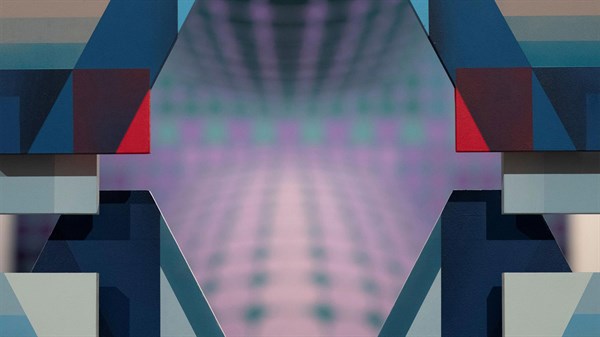 Abstraktna grafična kompozicija v obliki diamanta Renault z geometrijskimi vzorci.