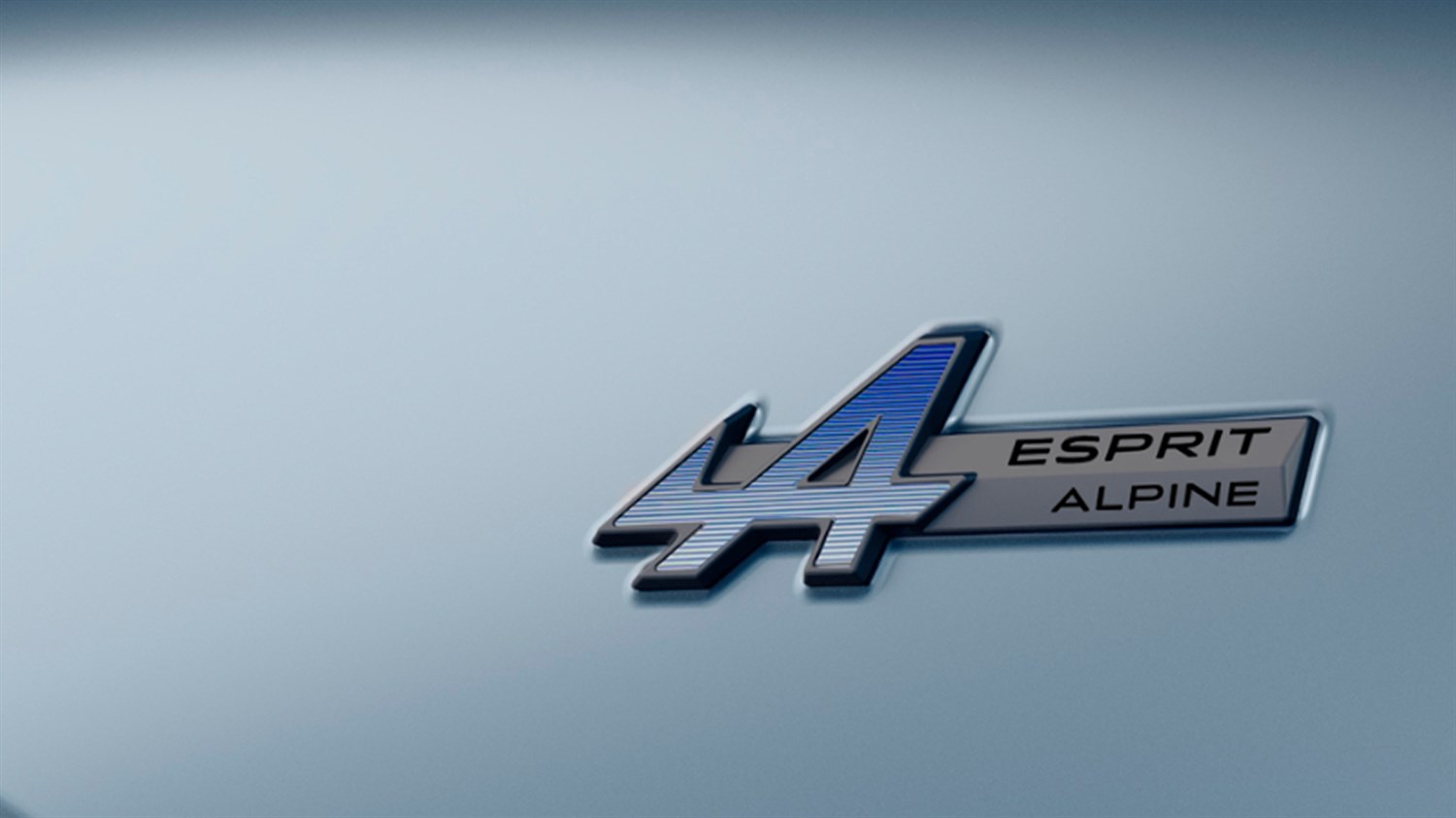 Emblem esprit Alpine na sivi karoseriji vozila Renault.