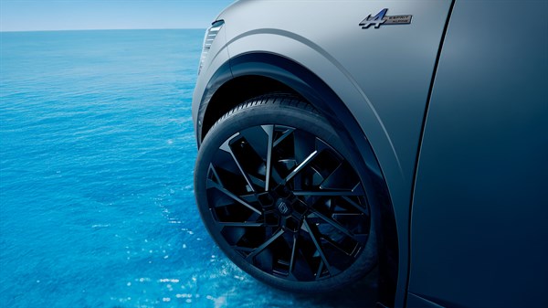 Detajl platišča vozila Renault z oznako esprit Alpine na modrem ozadju.