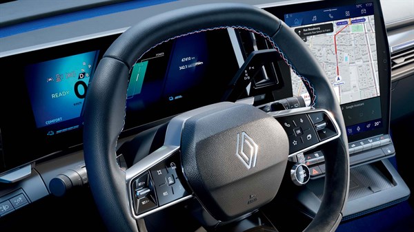 Volan Renault z modro-belo-rdečimi šivi in odprtim prikazom navigacije na zaslonu openR.