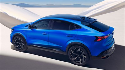 Modri Renault Rafale, pogled s strani v puščavski pokrajini.