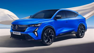 Renault Rafale v modri barvi, sprednji tridelni pogled v peščeni pokrajini.