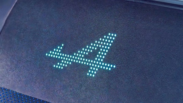 Osvetljen simbol Alpine na notranji oblogi vozila.