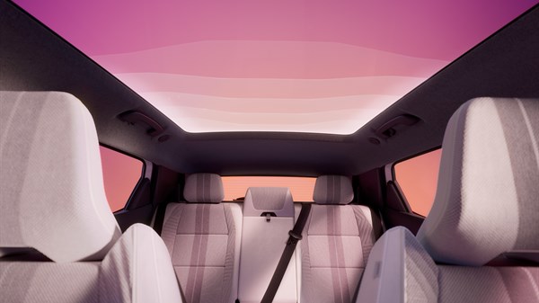 Notranjost vozila Renault Scenic s panoramsko stekleno streho in svetlimi sedeži.