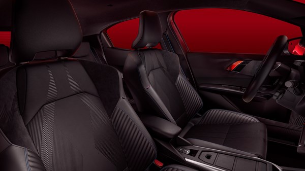 Športna sprednja sedeža Renault Clio z izrazitim bočnim oprijemom na rdečem ozadju.