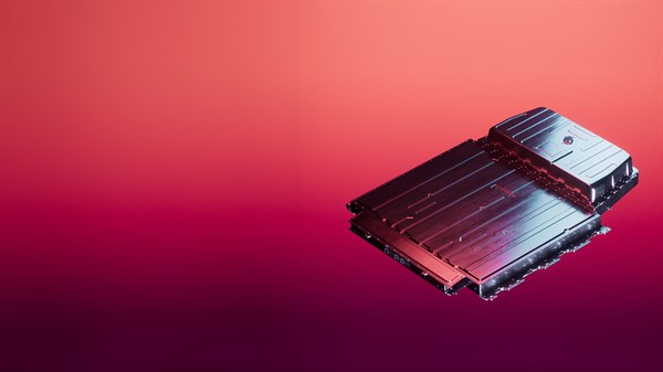 Baterijski modul Renault na rdeče-rožnatem studijskem ozadju.