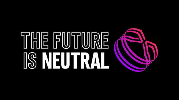 Logotip THE FUTURE IS NEUTRAL na črnem ozadju z grafičnim simbolom.