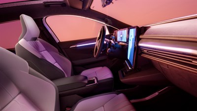 Notranjost Renault z velikim navpičnim openR zaslonom in ambientalno osvetlitvijo.