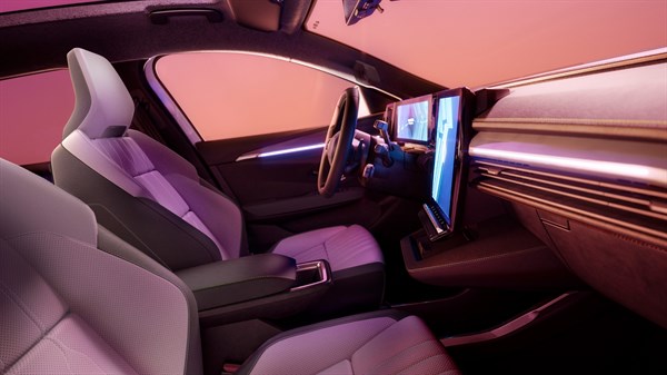 Notranjost Renault z velikim navpičnim openR zaslonom in ambientalno osvetlitvijo.