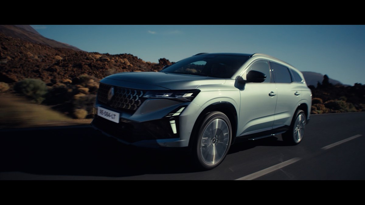 Sivi Renault Espace full-hybrid E-Tech med vožnjo po gorski pokrajini.