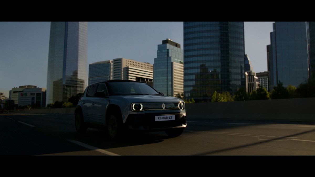 Renault 4 E-Tech electric med vožnjo skozi mestno središče.