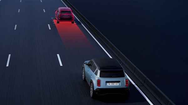 Renault 4 na avtocesti z aktiviranim sistemom za opozarjanje na vozilo spredaj.