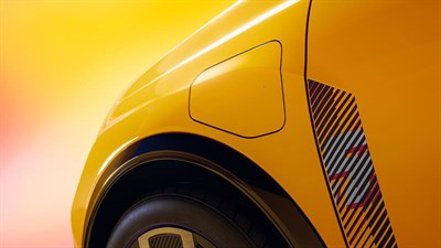 Detajl zadnjega bočnega dela Renault 5 s pokrovom polnjenja in grafičnim vzorcem na karoseriji.