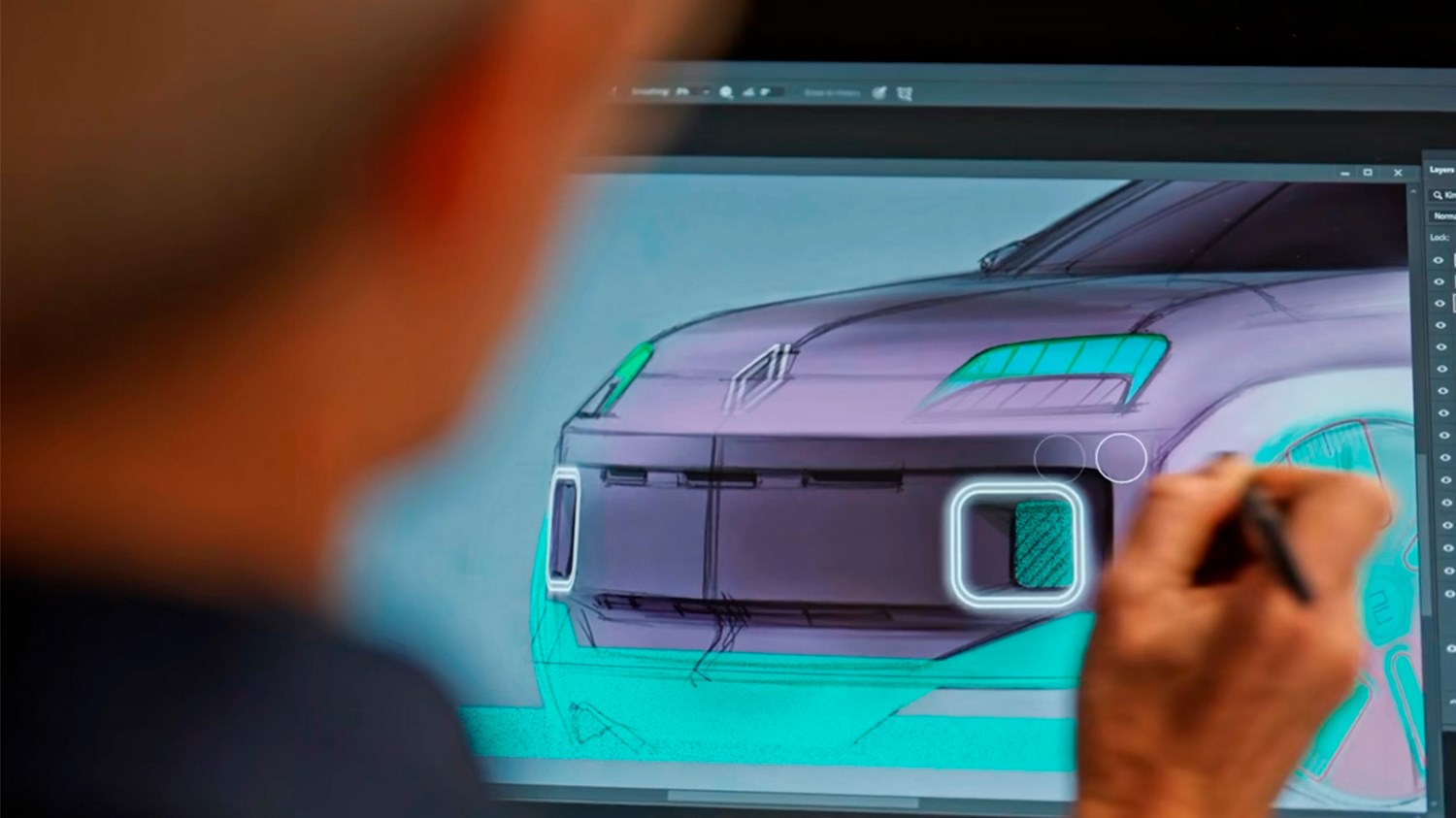 Oseba riše digitalni skiciran prednji del Renault vozila na računalniškem zaslonu.