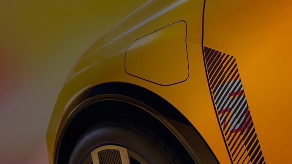Rumena stranica Renault vozila, posneta od blizu pri zadnjem kolesu.