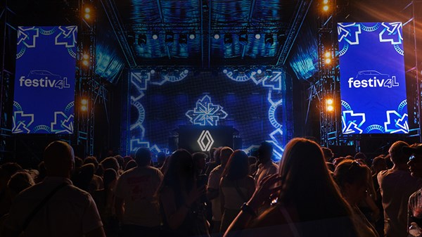 Koncert z množico ljudi, oder z logotipom Renault in napisom »festiv4L«.