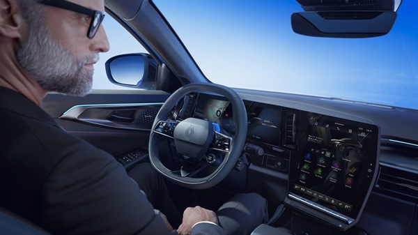 Voznik v notranjosti vozila Renault uporablja multimedijski sistem openR link z z vgrajenimi storitvami Google.