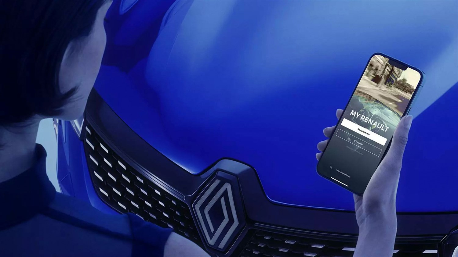 Ženska drži pametni telefon s prikazom aplikacije My Renault pred sprednjim delom vozila Renault.