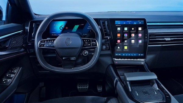 Notranjost vozila Renault z volanom, digitalno instrumentno ploščo in velikim osrednjim zaslonom openR link.