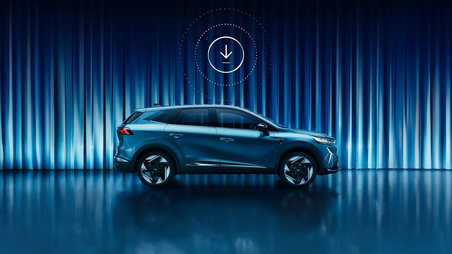 Modro vozilo Renault v bočnem pogledu na modrem ozadju z ikono za prenos nad vozilom.