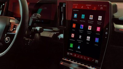 Notranjost vozila Renault z velikim osrednjim zaslonom openR link in prikazom aplikacij.