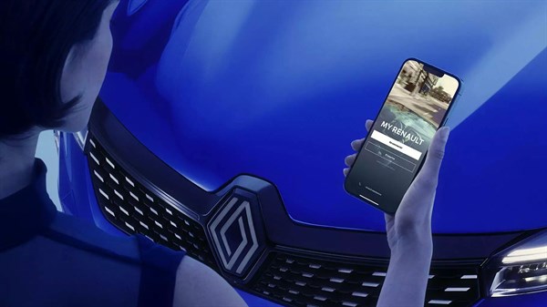 Renault vozilo modro detajl sprednje maske z logotipom in pametnim telefonom z aplikacijo My Renault