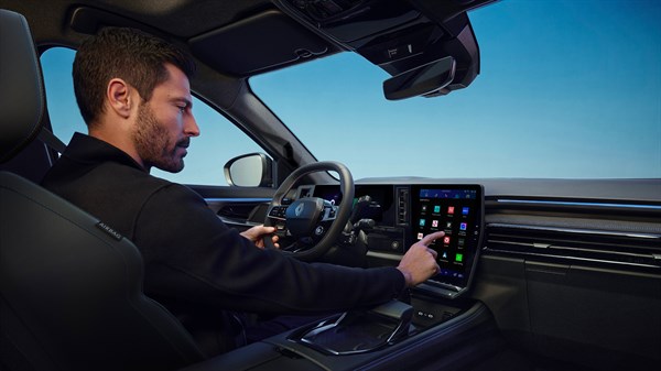 Voznik v notranjosti vozila Renault upravlja osrednji zaslon openR link z z vgrajenimi storitvami Google.