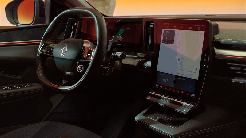 Notranjost vozila Renault z volanom in velikim osrednjim zaslonom na dotik z navigacijo.