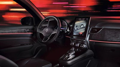 Zaslon na dotik vozila Renault s prikazom navigacijske karte in glavnega menija.