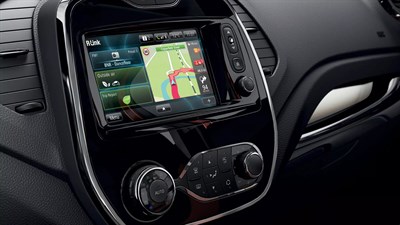 Osrednji multimedijski zaslon R-LINK Evolution v notranjosti vozila z prikazom navigacije.