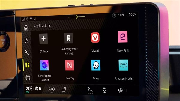 Multimedijski zaslon openR link s prikazom menija aplikacij (Waze, Amazon Music in druge).