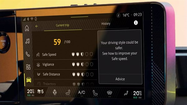 Multimedijski zaslon openR link s prikazom ocene vožnje in varnostnih priporočil.