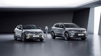 Dve električni vozili Renault v razstavnem prostoru ob polnilnici.