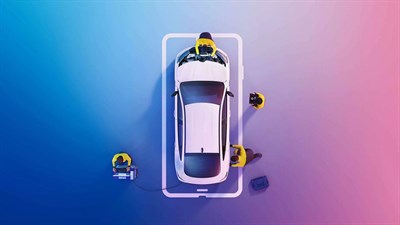 Pogled od zgoraj na vozilo, obkroženo z delavci, ki ponazarjajo povezane storitve in digitalne posodobitve.