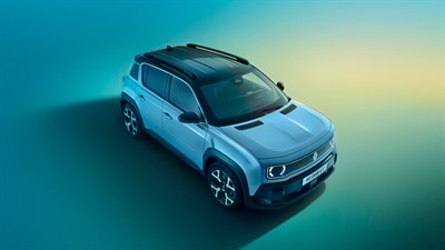 Svetlomodri Renault 4 prikazan od spredaj na barvnem ozadju.