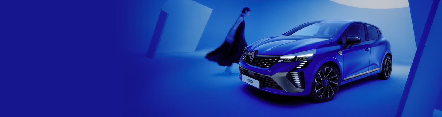 Modri Renault Clio na modrem ozadju z izstopajočimi svetlobnimi detajli in dinamičnim videzom.