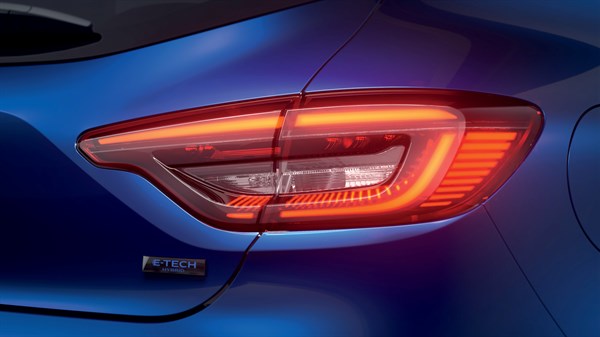 Zadnja luč vozila Renault Clio z oznako E-TECH na modri karoseriji.
