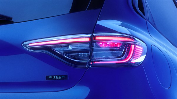 Zadnja LED luč vozila Renault z logotipom E-TECH Hybrid.