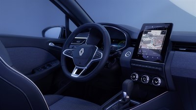 Pogled na notranjost vozila z vidnim digitalnim zaslonom za volanom, velikim sredinskim zaslonom z navigacijo, gumbi za klimatsko napravo ter prestavno ročico.