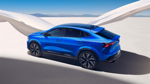 Parkiran moder Renault Rafale, zadaj bela kulisa.