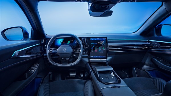Pogled na armaturno ploščo Renault Rafale z digitalnim merilnikom, velikim osrednjim zaslonom in ambientno osvetlitvijo.