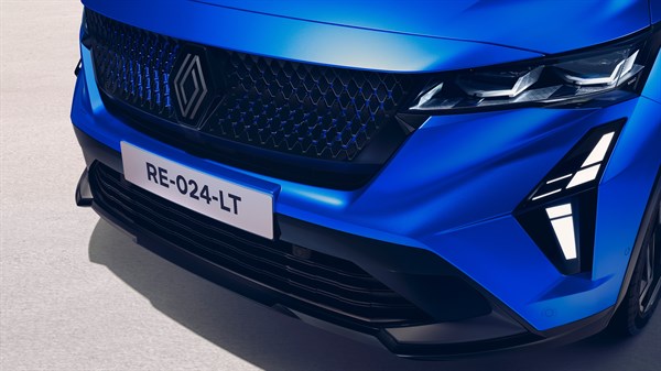 Sprednji del Renault Rafale v modri barvi z značilno masko in LED-svetlobnim podpisom.