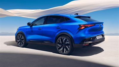 Renault Rafale v modri barvi, pogled od zadaj pod kotom v puščavski pokrajini.