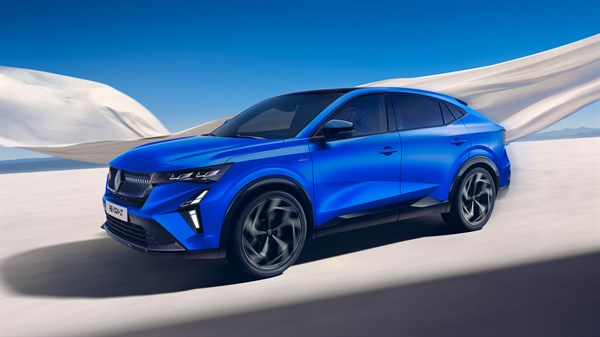 Renault Rafale v modri barvi med vožnjo po beli površini z belo tkanino, ki plapola v ozadju.
