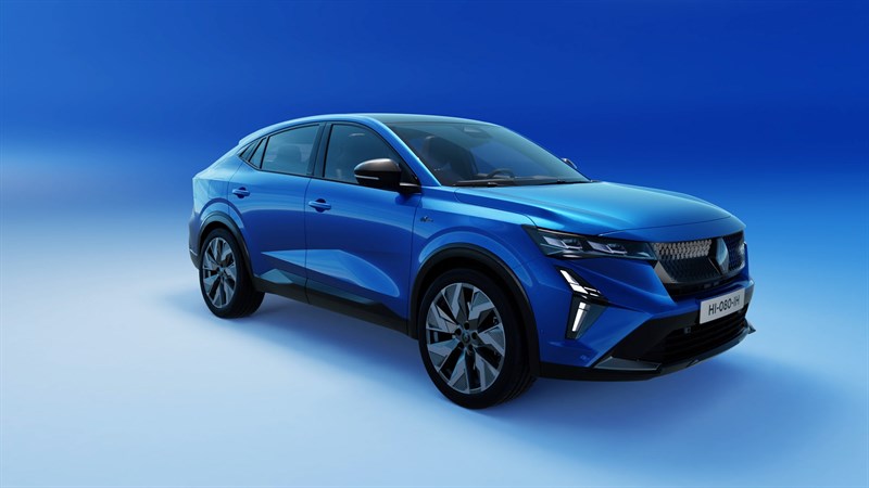 Vozilo Renault Rafale parkirano v studiju z modrim ozadjem. 