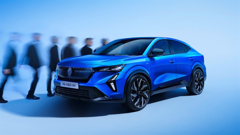 Modri Renault Rafale parkiran pred sodobno stavbo.