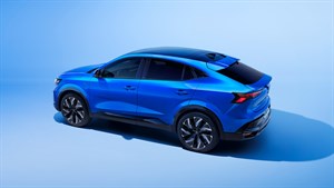 Renault Rafale v modri barvi na modrem ozadju, pogled z zadnje leve strani.