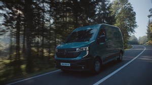 Na sliki je bližnji posnetek sprednjega dela vozila Renault. Jasno se vidi moderno oblikovana LED žarometa v obliki črke "C", ki obkrožata žarometni sklop.