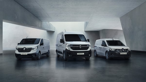V garažnem prostoru parkirani dostavniki Trafic, Master in Kangoo.