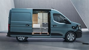 Na sliki je moder dostavni kombi Renault, parkiran ob betonski steni. Vozilo ima odprta bočna drsna vrata.